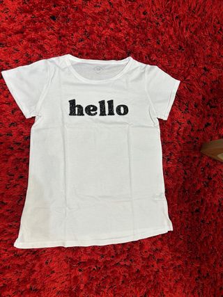 Camiseta blanca con estampado hello