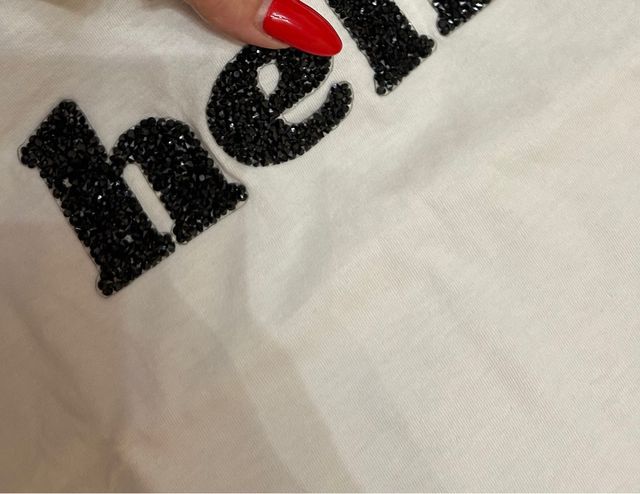 Camiseta blanca con estampado hello