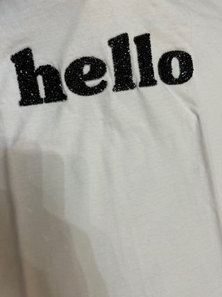 Camiseta blanca con estampado hello