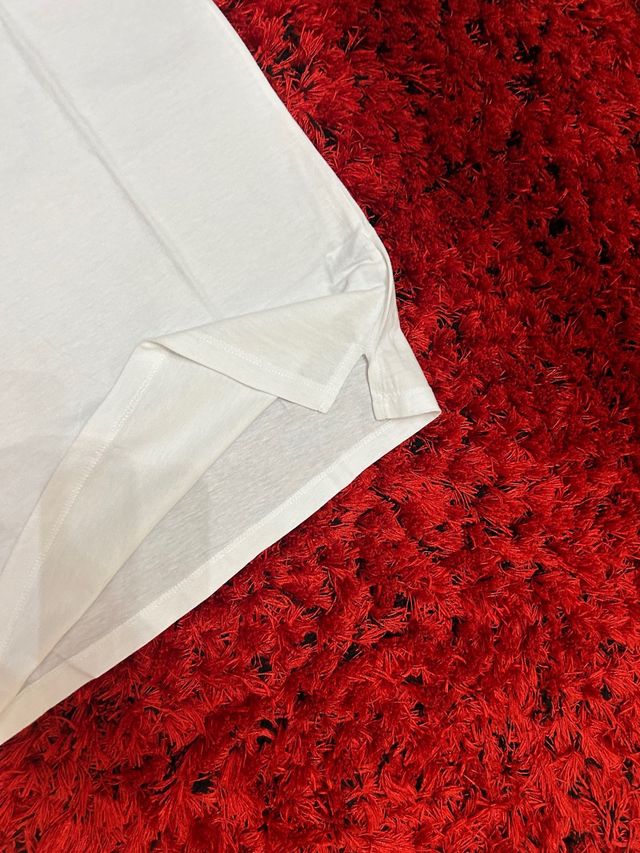 Camiseta blanca con estampado hello