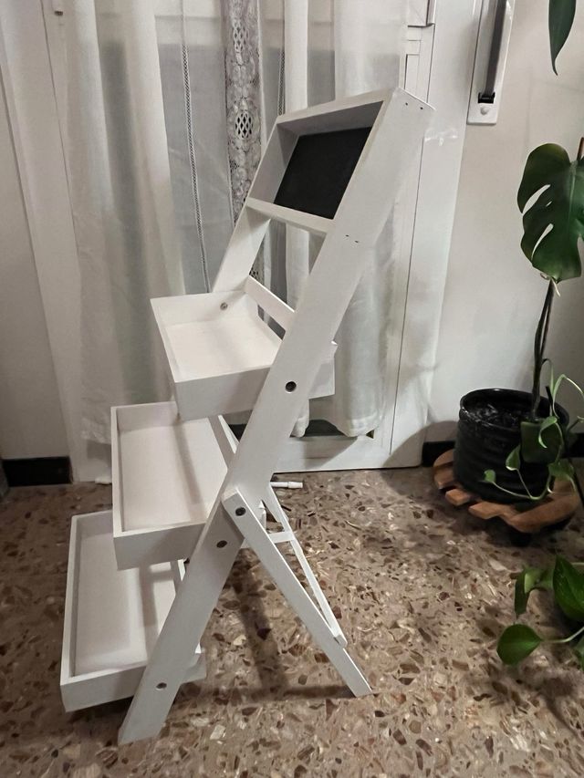 Estantería de madera blanca