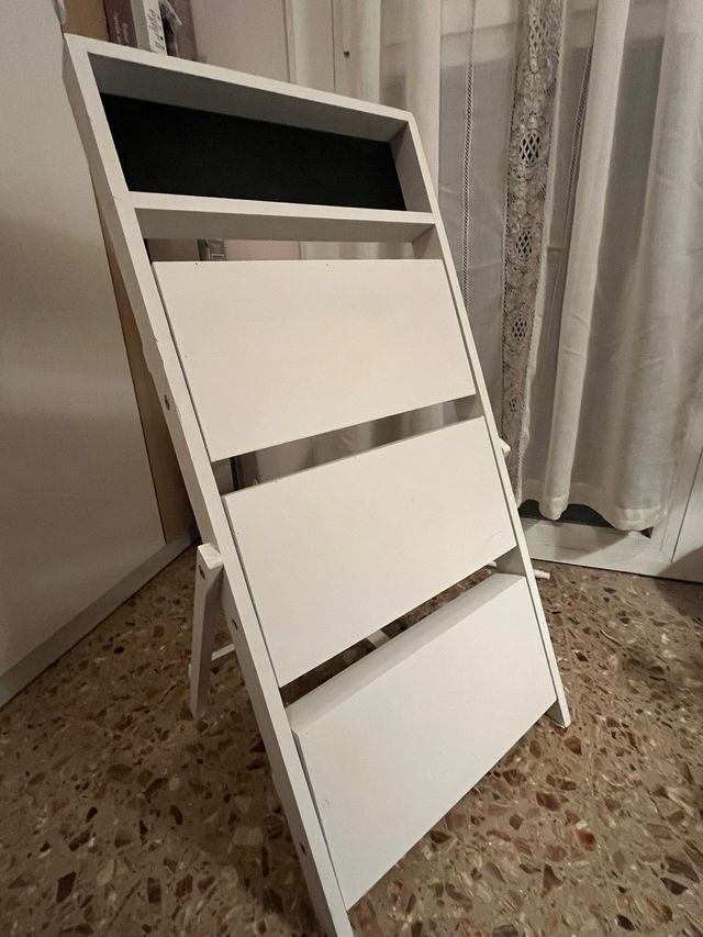 Estantería de madera blanca