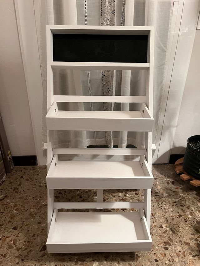Estantería de madera blanca