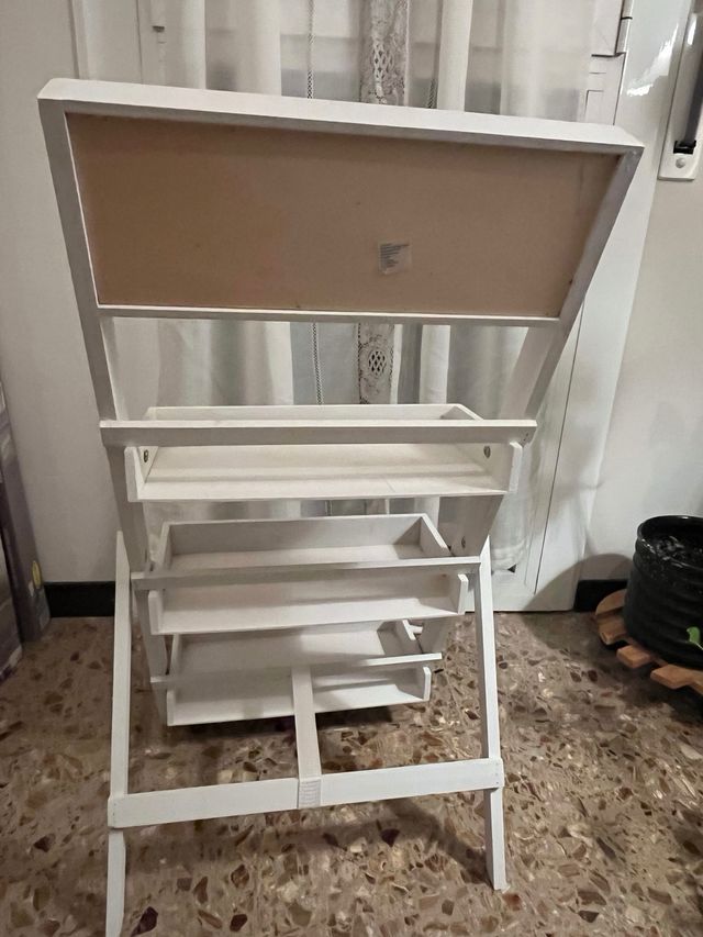 Estantería de madera blanca