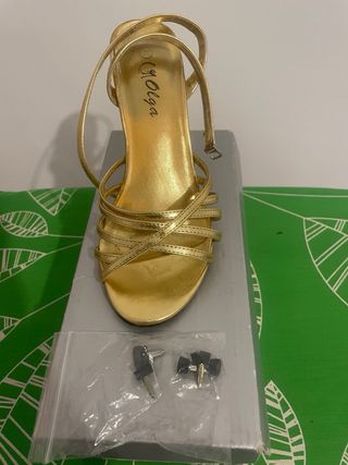 Tacones dorados Olga
