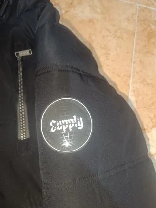 Abrigo Supply & Demand Negro con Capucha