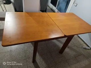 Mesa de madera cuadrada