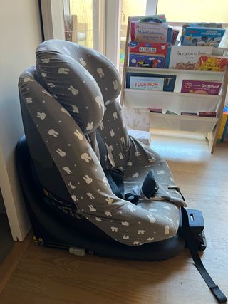 Silla de coche bebé con funda de conejitos