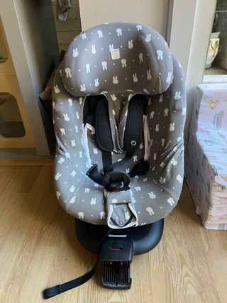 Silla de coche bebé con funda de conejitos