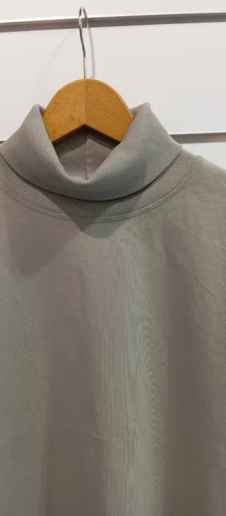 Camiseta Zara cuello alto manga corta beige
