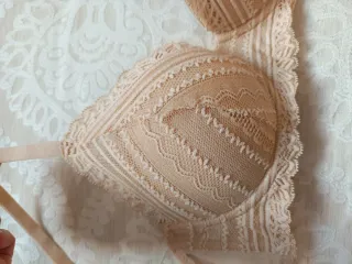 Sujetador Oysho encaje geométrico beige