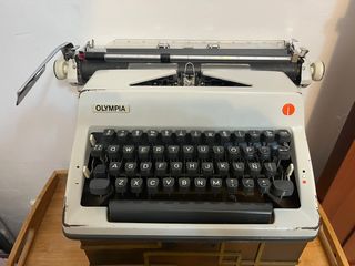 Máquina de escribir Olympia antigua