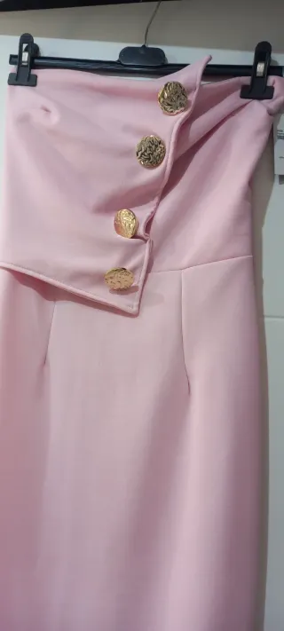 Vestido rosa strapless con botones dorados