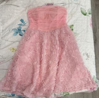Vestido de fiesta rosa con flores