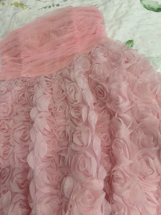 Vestido de fiesta rosa con flores