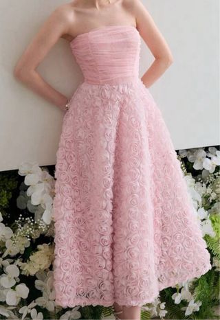 Vestido de fiesta rosa con flores