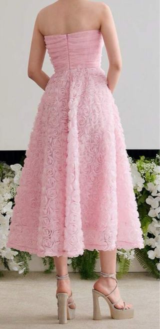 Vestido de fiesta rosa con flores
