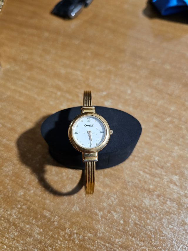 Orologio Caravelle donna oro e bianco