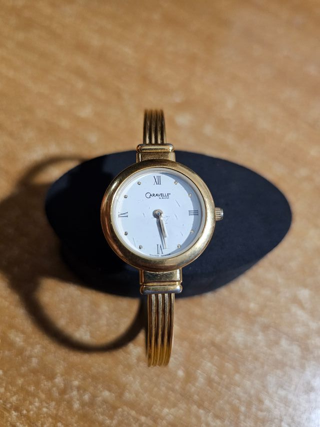 Orologio Caravelle donna oro e bianco