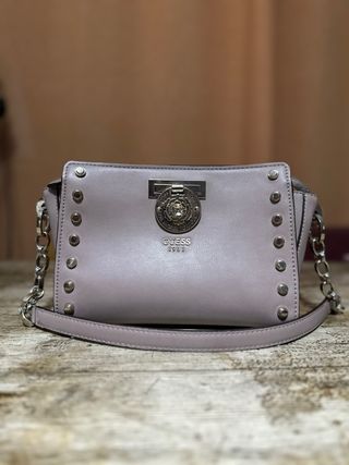Bolso Guess Lila 1981 con detalles plateados