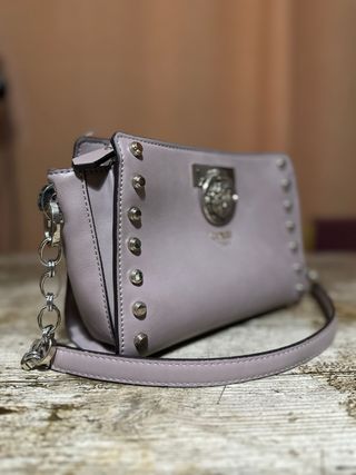 Bolso Guess Lila 1981 con detalles plateados