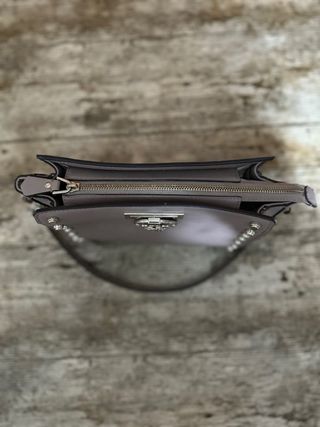 Bolso Guess Lila 1981 con detalles plateados