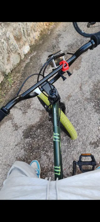 Bmx verde con llantas amarillas