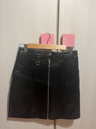 Falda negra efecto piel