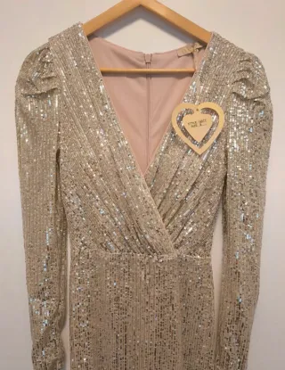 Vestido de lentejuelas con etiqueta