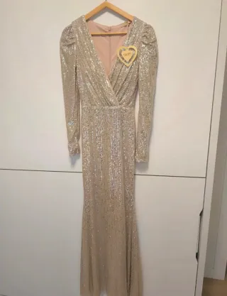 Vestido de lentejuelas con etiqueta
