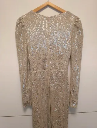 Vestido de lentejuelas con etiqueta