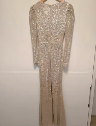 Vestido de lentejuelas con etiqueta