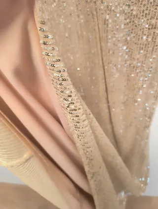 Vestido de lentejuelas con etiqueta