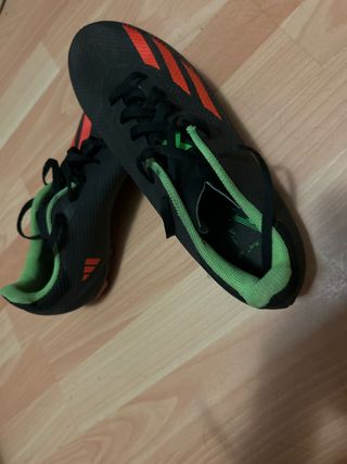 Botas de fútbol Adidas negras y verdes