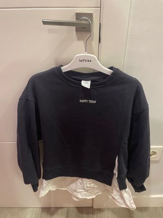 Sudadera Zara negra con camisa blanca