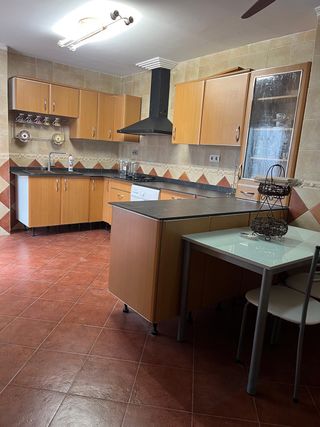 Habitación luminosa y reformada junto a Mercadona