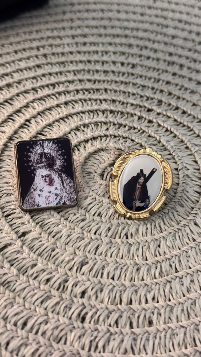 Lote 2 Pines Religiosos Vírgen y Jesús