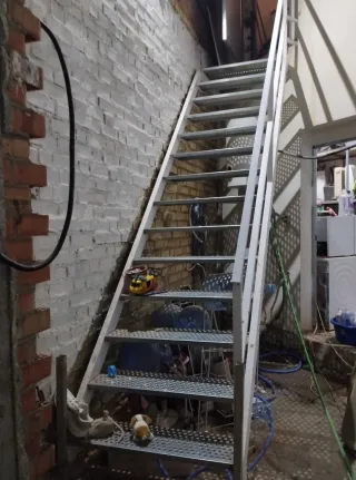 Escalera exterior metálica