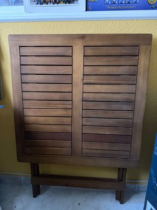 Conjunto 2 Sillas y mesa cuadrada de madera. 