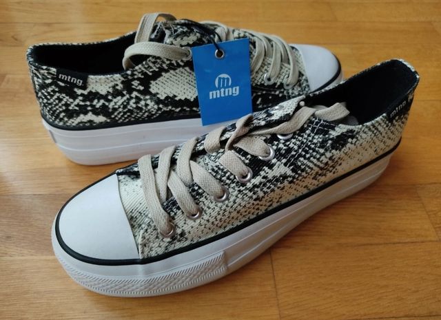 Zapatillas Mustang Plataforma Serpiente Beige. 38