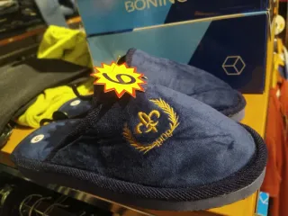Zapatillas de casa azules con bordado