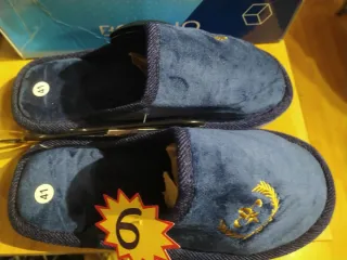 Zapatillas de casa azules con bordado