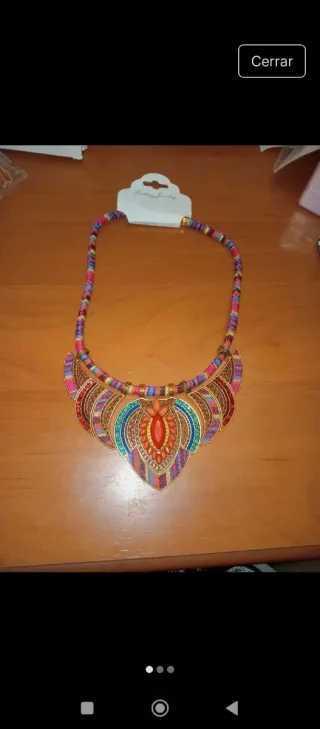 Collar étnico multicolor con piedra roja