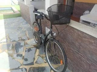 Bicicleta urbana Btwin con cesta
