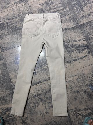 Pantalón tejano pitillo beige