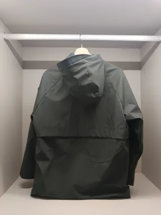 Chaqueta verde oliva con capucha