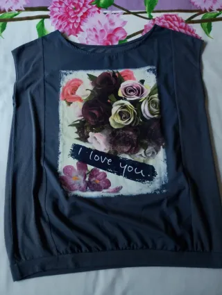 Camiseta gris con estampado floral