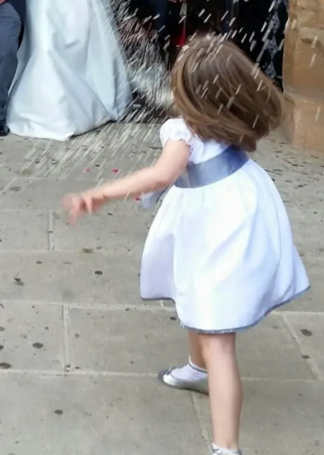 Vestido fiesta blanco niña.Marca Tizzas. Talla 7/8