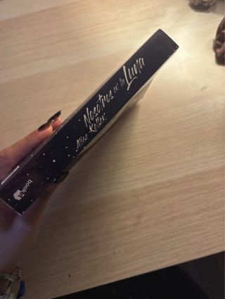 Nosotros en la luna: El libro más vendido del a...