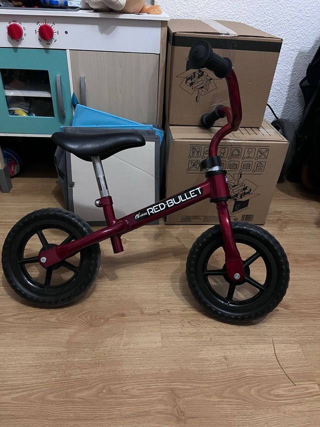Bicicleta de equilibrio roja